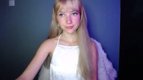 Snapshot of luciacam20 chatting on 09/12/25, 06:24 Lucy online show from 09/12/25, 06:24