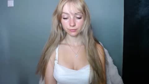 Snapshot of luciacam20 chatting on 09/13/25, 08:03 Lucy online show from 09/13/25, 08:03
