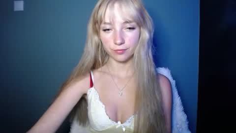 Snapshot of luciacam20 chatting on 09/13/25, 08:52 Lucy online show from 09/13/25, 08:52