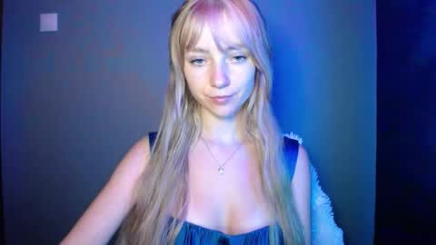 Snapshot of luciacam20 chatting on 09/17/25, 06:53 Lucy online show from 09/17/25, 06:53