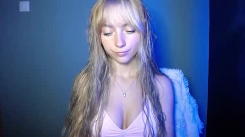 Snapshot of luciacam20 chatting on 09/22/25, 01:35 Lucy online show from 09/22/25, 01:35