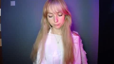 Snapshot of luciacam20 chatting on 09/23/25, 12:19 Lucy online show from 09/23/25, 12:19