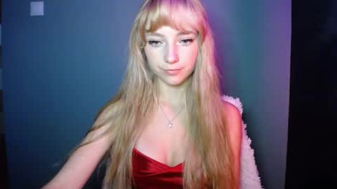 Snapshot of luciacam20 chatting on 09/24/25, 06:06 Lucy online show from 09/24/25, 06:06