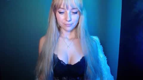 Snapshot of luciacam20 chatting on 09/24/25, 06:44 Lucy online show from 09/24/25, 06:44