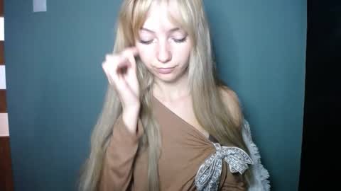 Snapshot of luciacam20 chatting on 09/25/25, 07:34 Lucy online show from 09/25/25, 07:34
