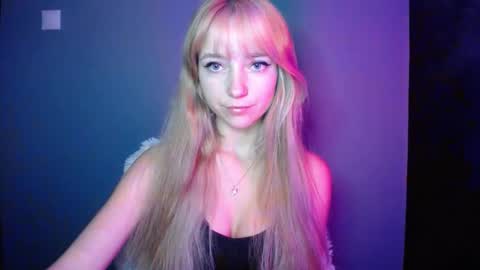 Snapshot of luciacam20 chatting on 10/04/25, 06:00 Lucy online show from 10/04/25, 06:00