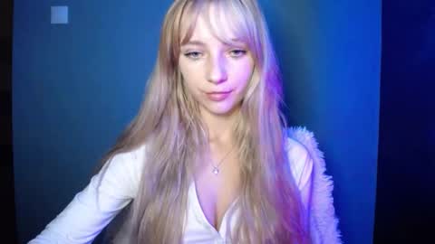 Snapshot of luciacam20 chatting on 10/08/25, 07:00 Lucy online show from 10/08/25, 07:00