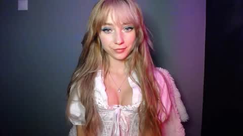 Snapshot of luciacam20 chatting on 10/14/25, 06:31 Lucy online show from 10/14/25, 06:31