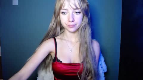 Snapshot of luciacam20 chatting on 10/17/25, 12:30 Lucy online show from 10/17/25, 12:30