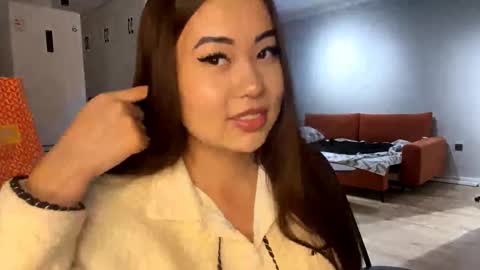 Snapshot of lucialostroh chatting on 10/31/25, 12:17 Kira online show from 10/31/25, 12:17