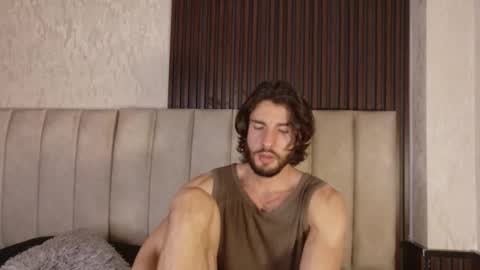 Snapshot of luciano_ferrer chatting on 09/15/25, 08:09 Luciano online show from 09/15/25, 08:09