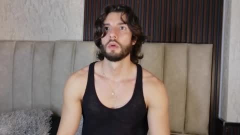 Snapshot of luciano_ferrer chatting on 09/20/25, 08:43 Luciano online show from 09/20/25, 08:43