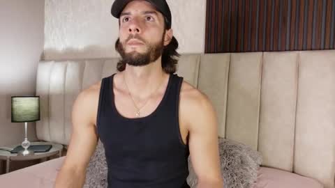 Snapshot of luciano_ferrer chatting on 10/18/25, 09:04 Luciano online show from 10/18/25, 09:04