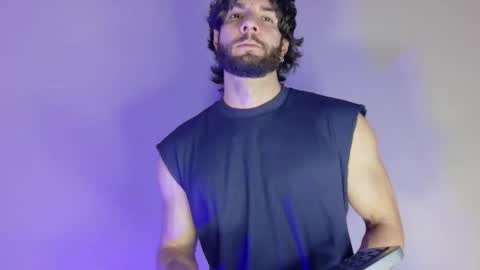 Snapshot of luciano_ferrer chatting on 10/26/25, 10:36 Luciano online show from 10/26/25, 10:36