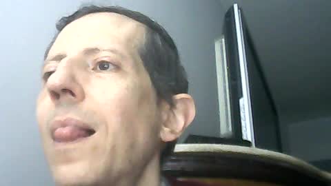 Snapshot of lucianoaxel chatting on 08/04/26, 10:12 Luciano online show from 08/04/26, 10:12