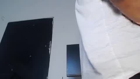 Snapshot of lucianxxx_ chatting on 07/13/26, 04:43 lucianluciano online show from 07/13/26, 04:43