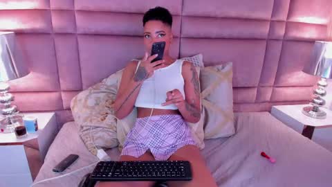  lucia wallace  online show from 02/11/25, 01:31