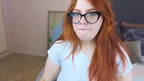 Snapshot of lucie_nicolls chatting on 01/12/25, 07:43 Lucie online show from 01/12/25, 07:43