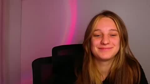 Snapshot of lucieamour_ chatting on 11/14/25, 02:27 Lucie online show from 11/14/25, 02:27