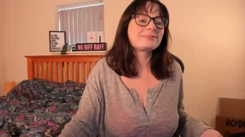 Snapshot of luciewintersuk chatting on 12/21/24, 01:10 Lucie Winters online show from 12/21/24, 01:10