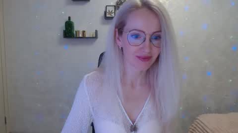 Snapshot of luckcristal chatting on 03/22/26, 06:11 Arina online show from 03/22/26, 06:11
