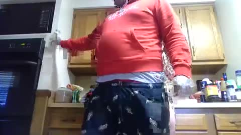 Snapshot of luckmoneylove1012 chatting on 12/12/24, 05:48 prettybaby1012 online show from 12/12/24, 05:48