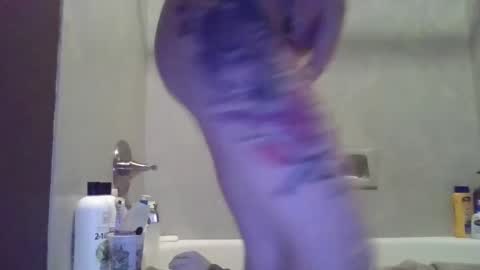 Snapshot of luckmoneylove1012 chatting on 01/06/25, 09:54 prettybaby1012 online show from 01/06/25, 09:54