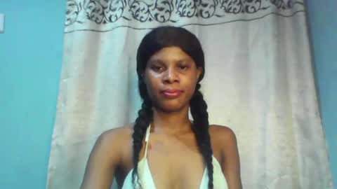 Snapshot of luckymadequeen chatting on 01/03/25, 12:11 Gloria online show from 01/03/25, 12:11