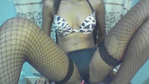 Snapshot of luckymadequeen chatting on 01/07/25, 04:39 Gloria online show from 01/07/25, 04:39