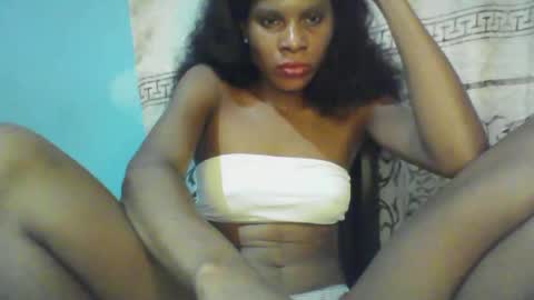 Snapshot of luckymadequeen chatting on 01/16/25, 03:45 Gloria online show from 01/16/25, 03:45