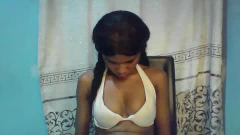 Snapshot of luckymadequeen chatting on 01/19/25, 06:43 Gloria online show from 01/19/25, 06:43