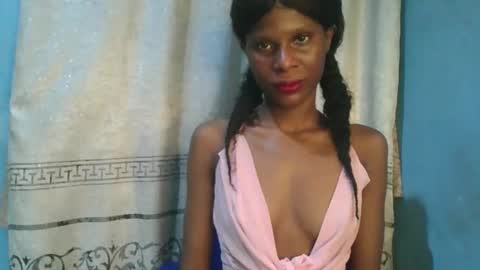 Snapshot of luckymadequeen chatting on 12/20/25, 03:02 Gloria online show from 12/20/25, 03:02