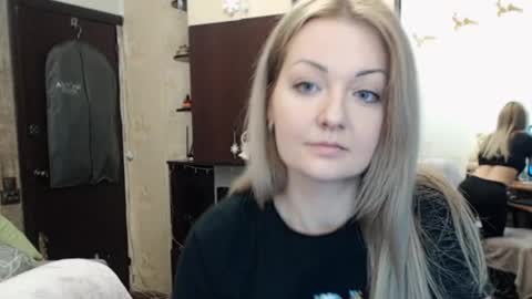 Snapshot of luckyshotgirl chatting on 01/06/25, 12:13 LuckyShot online show from 01/06/25, 12:13