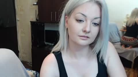 Snapshot of luckyshotgirl chatting on 06/14/26, 06:10 LuckyShot online show from 06/14/26, 06:10