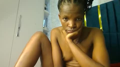 Snapshot of luckyy003 chatting on 10/01/25, 10:43 brielle online show from 10/01/25, 10:43