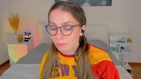 Snapshot of lucy__ray chatting on 12/14/24, 01:05 lucy__ray online show from 12/14/24, 01:05
