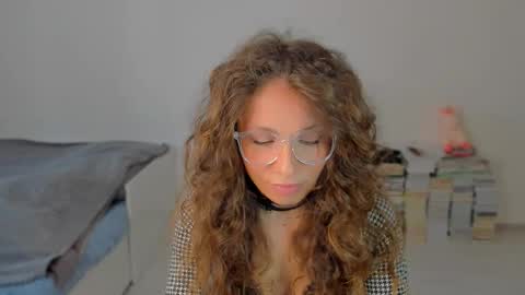 Snapshot of lucy__ray chatting on 10/03/25, 01:52 lucy__ray online show from 10/03/25, 01:52