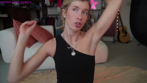 Snapshot of lucy_gooosey chatting on 01/12/25, 10:01 Lucy. online show from 01/12/25, 10:01