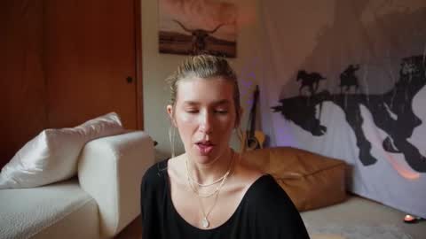 Snapshot of lucy_gooosey chatting on 03/03/25, 11:03 Lucy. online show from 03/03/25, 11:03