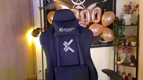 Snapshot of lucy_meoww chatting on 02/14/25, 12:51 lucy meoww online show from 02/14/25, 12:51