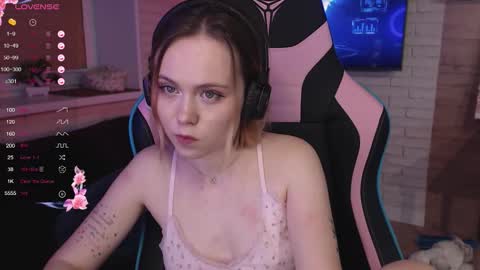 Snapshot of lucy_mirror chatting on 11/05/25, 09:04 Lucy online show from 11/05/25, 09:04