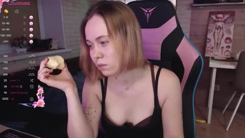 Snapshot of lucy_mirror chatting on 11/10/25, 08:30 Lucy online show from 11/10/25, 08:30