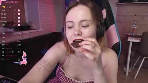 Snapshot of lucy_mirror chatting on 12/01/25, 10:04 Lucy online show from 12/01/25, 10:04