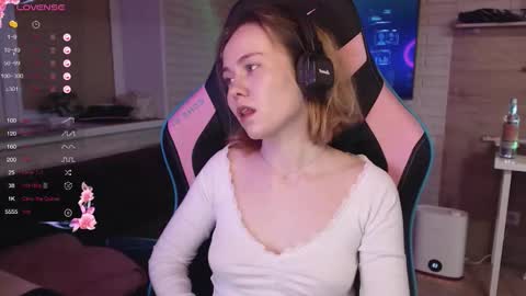 Snapshot of lucy_mirror chatting on 12/02/25, 09:10 Lucy online show from 12/02/25, 09:10