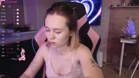 Snapshot of lucy_mirror chatting on 12/13/25, 09:09 Lucy online show from 12/13/25, 09:09