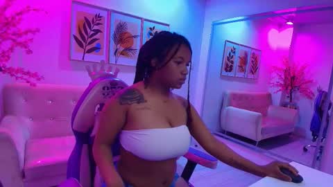 Snapshot of lucy_saki chatting on 11/17/25, 11:16 Lucy online show from 11/17/25, 11:16