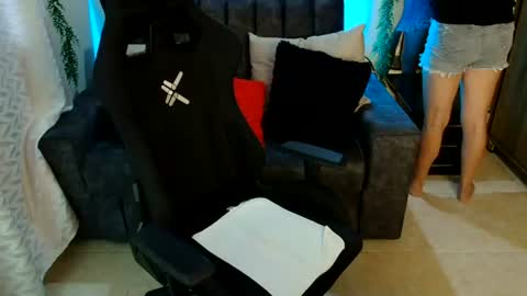 Snapshot of lucyli_ chatting on 06/19/26, 02:43 LUCY online show from 06/19/26, 02:43