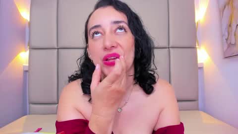 Snapshot of lucymendezz_ chatting on 05/19/26, 12:00 Lucy online show from 05/19/26, 12:00