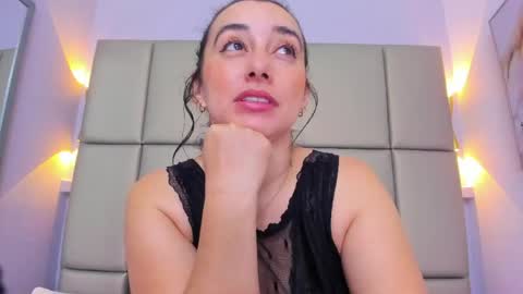 Snapshot of lucymendezz_ chatting on 05/20/26, 12:00 Lucy online show from 05/20/26, 12:00