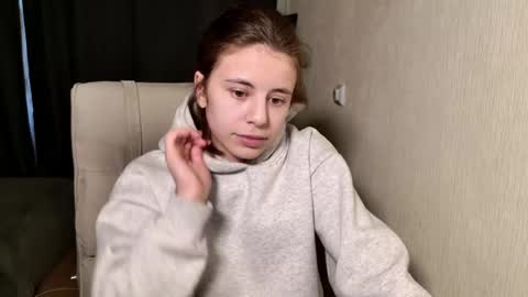 Snapshot of lucyrait chatting on 02/21/25, 11:22 Lucy online show from 02/21/25, 11:22